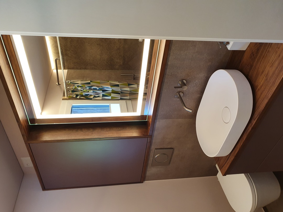 Braunes Badezimmermöbel mit eingebautem LED Spiegelschrank